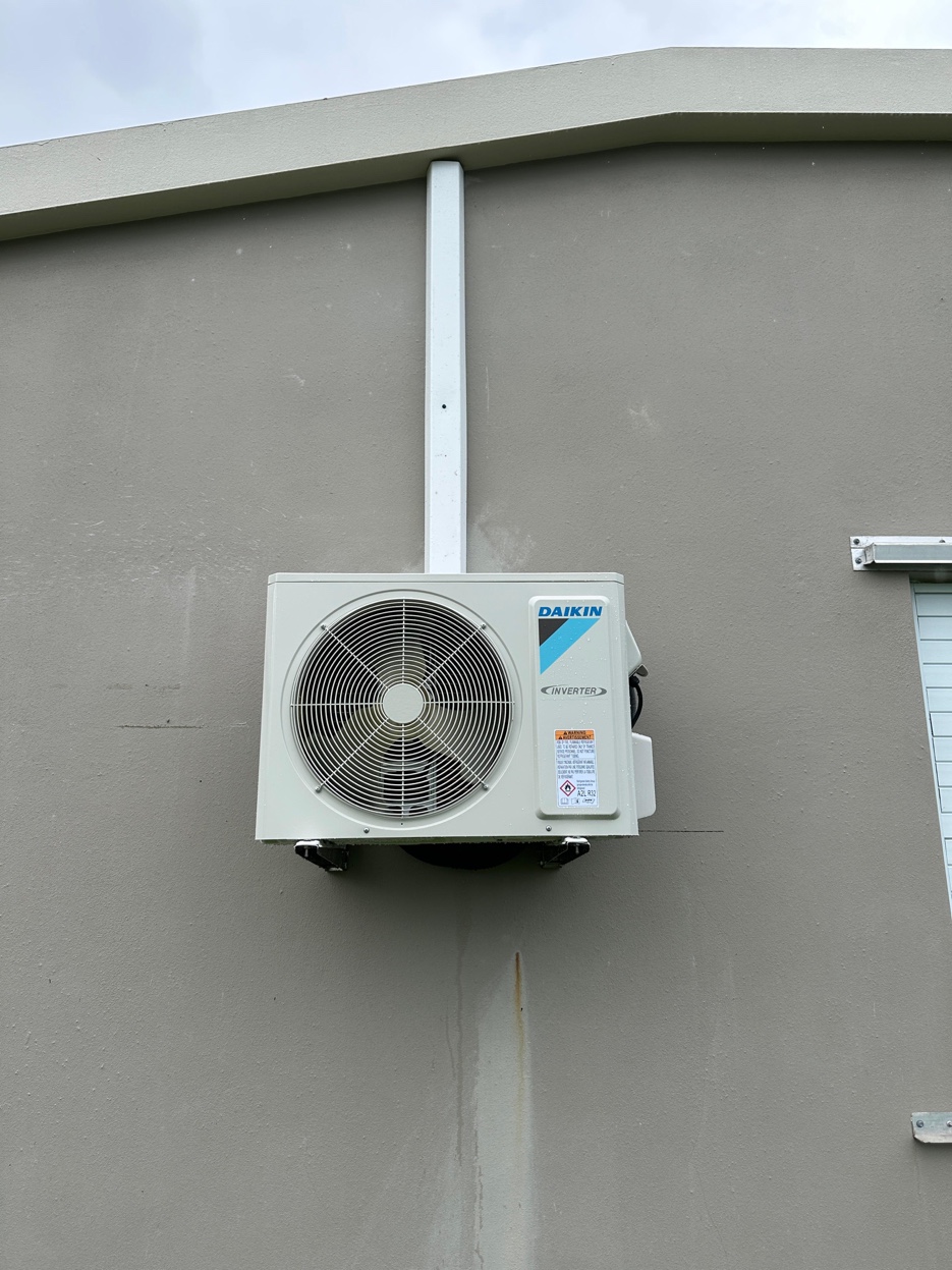 Daikin Inverter — Unidad exterior en pared